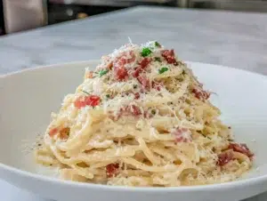 Best Creamy Spaghetti Carbonara Recipe (Authentic Italian) 5 creamy-spaghetti-carbonara-serving-plate