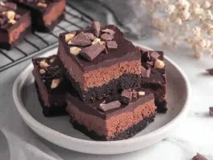 no-bake-chocolate-protein-bars-serving-plate